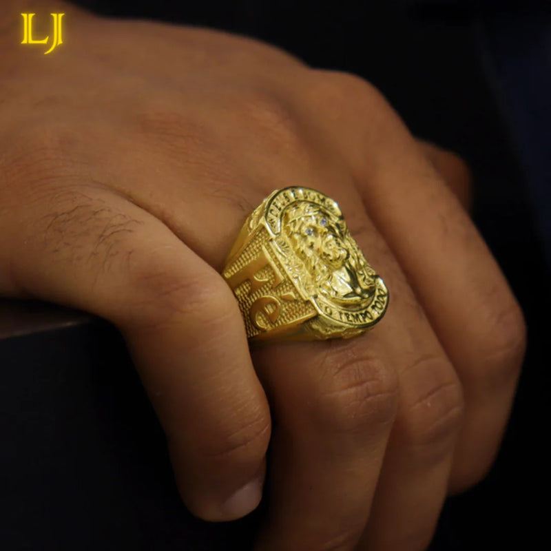 Anel em material tungstênio Dourado com Rosto de Jesus
